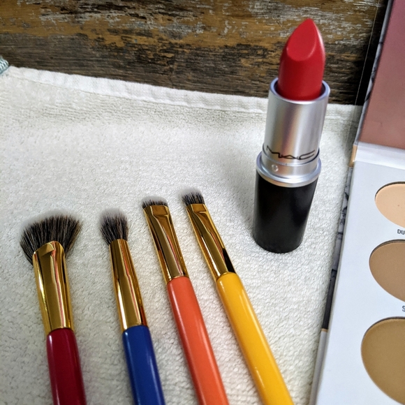Eyeshadow, Lipstick, Brush Bundle - Picture 2 of 4